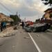 FOTO Un șofer rupt de beat s-a răsturnat cu BMW-ul pe mijlocul unei străzi din Șcheia, după ce s-a izbit în colțul unei case