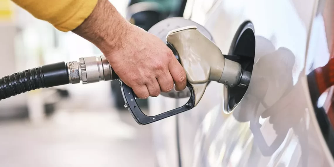 Măsura privind reducerea de 50 bani/litru a preţului la carburanţi a fost prelungită până la sfârșitul anului