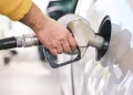 Măsura privind reducerea de 50 bani/litru a preţului la carburanţi a fost prelungită până la sfârșitul anului