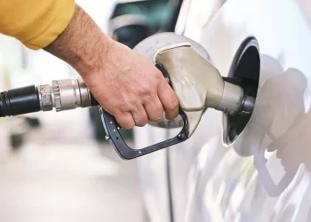Măsura privind reducerea de 50 bani/litru a preţului la carburanţi a fost prelungită până la sfârșitul anului