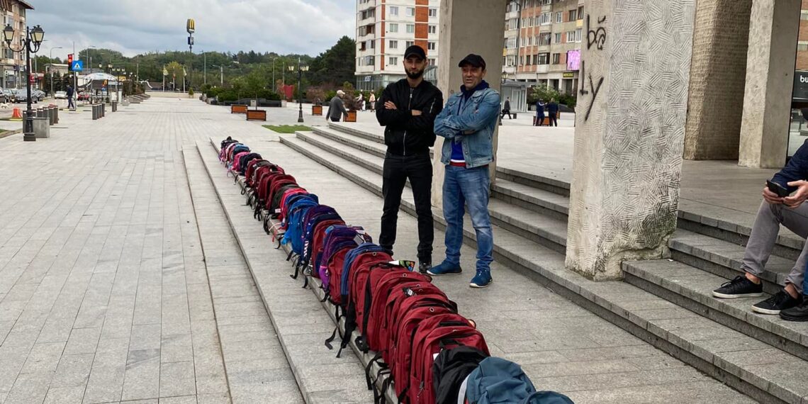 Sucevenii au răspuns campaniei de strângere de ghiozdane și rechizite pentru copiii nevoiași, organizată de Vasile Bolohan și Andrei Bacoș. S-au strâns peste 90 de ghiozdane și aproape 6.000 de lei
