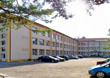 Părinților elevilor de la Colegiul Economic ”Dimitrie Cantemir” Suceava li s-au cerut bani pentru ca școala să cumpere un catalog electronic. Un ordin de la Ministerul Educației interzice acest lucru: „Exact asta nu am vrut să se întâmple, să se ceară bani de la copii”