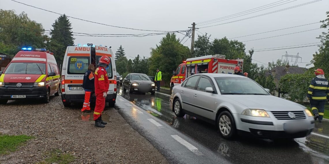 FOTO Carambol pe raza localității Vadu Moldovei. Cinci autovehicule au fost implicate
