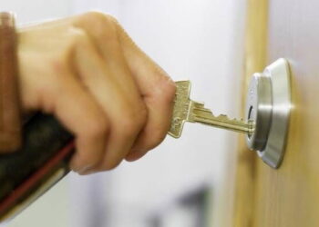Un sucevean și-a reclamat fratele pentru că a spart ușa locuinței surorii lor în vederea internării acesteia la Spitalul de Psihiatrie Burdujeni