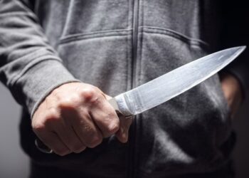 Un bărbat din Burla și-a înjunghiat fratele cu un cuțit, după ce au băut țuică împreună. Agresorul a fost arestat preventiv pentru 30 de zile