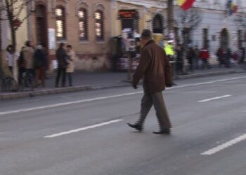 Un pieton care traversa neregulamentar o stradă din Păltinoasa a fost lovit de mașină