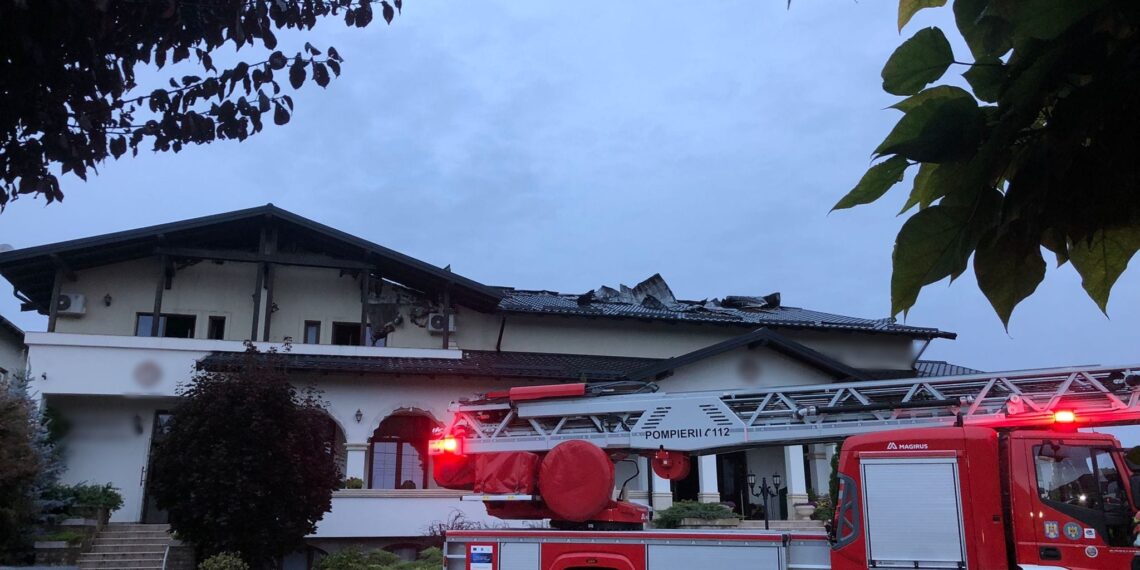 FOTO Pompierii au intervenit cu șase autospeciale de stingere la un incendiu izbucnit la pensiunea Curtea Bizantină din comuna Șcheia