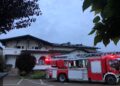 FOTO Pompierii au intervenit cu șase autospeciale de stingere la un incendiu izbucnit la pensiunea Curtea Bizantină din comuna Șcheia