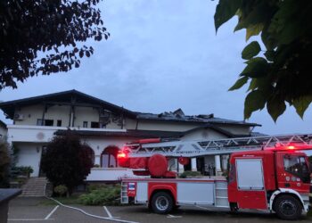 FOTO Pompierii au intervenit cu șase autospeciale de stingere la un incendiu izbucnit la pensiunea Curtea Bizantină din comuna Șcheia