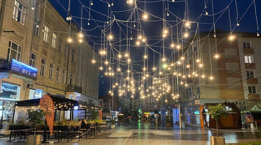 FOTO O plasă formată din sute de beculețe a fost amplasată în centrul Sucevei: „Pentru ca plimbările de seară să fie puțin mai speciale, dar și pentru cei care vor ca fotografiile de pe rețelele sociale, amintirile, să fie într-un cadru mai frumos”