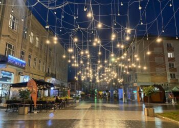 FOTO O plasă formată din sute de beculețe a fost amplasată în centrul Sucevei: „Pentru ca plimbările de seară să fie puțin mai speciale, dar și pentru cei care vor ca fotografiile de pe rețelele sociale, amintirile, să fie într-un cadru mai frumos”