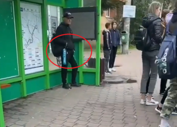 VIDEO Un individ își ”resuscitează” organul genital prin pantaloni într-o stație TPL din municipiul Suceava, în spatele unor tinere