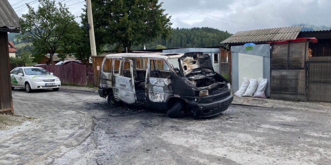 FOTO Un tânăr din Vatra Dornei s-a pricopsit cu 24 de ore în arest, după ce a incendiat autoutilitara care i-a tamponat mașina unui prieten. Șoferul autoutilitarei a fost introdus în arest pentru că nu avea permis de conducere și ar fi fost beat