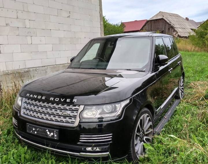 FOTO Polițiștii suceveni au destructurat o grupare care fura mașini de lux din străinătate pentru a le dezmembra. Trei indivizi au fost reținuți pentru 24 de ore