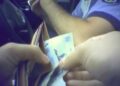 Un șofer cu alcoolemie de 1,30 mg/l alcool pur în aerul expirat a fost trimis în judecată pentru că a încercat să le dea polițiștilor 200 de lei drept mită
