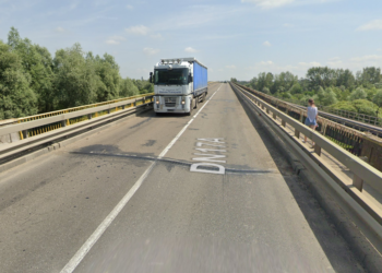 Primăria comunei Dornești a plătit peste 97.000 de euro pentru a monta stâlpi de iluminat stradal pe podul-pasarelă din comună