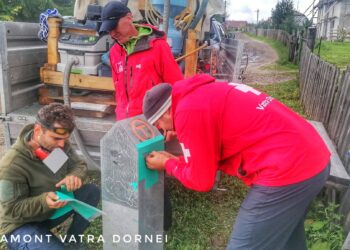 Etapa amplasării bornelor, ce marchează traseul Via Transilvanica din Țara Dornelor, a fost finalizată
