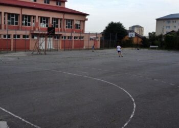 Camera Deputaților va decide dacă terenurile de sport din curțile școlilor vor putea fi folosite de copii, după orele de curs. Senatul a aprobat acest proiect