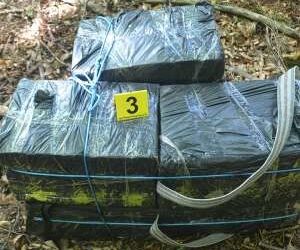 Polițiștii de frontieră suceveni au confiscat țigări de contrabandă în valoare de peste 100.000 de lei. Cele cinci persoane care le transportau au fugit