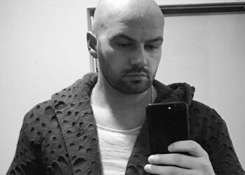 Țeparul sucevean, care a făcut un milion de lei păcălind zeci de oameni că are o firmă de mobilă, este arestat la domiciliu pentru șantaj