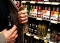 Trei ani și opt luni de închisoare pentru un bărbat care a prins drag de gustul băuturilor alcoolice consumate în magazine, fără a le plăti