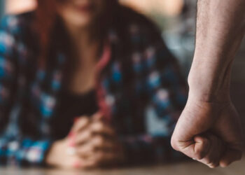 Ordin de protecție provizoriu emis pe numele unui bărbat care și-a amenințat soția de față cu copiii