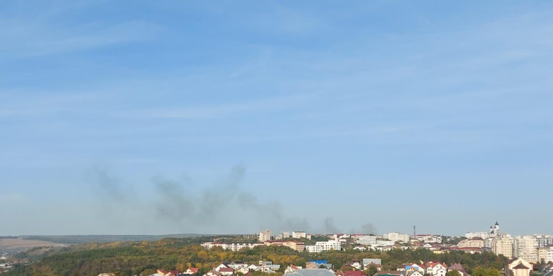 Incendiu izbucnit la o casă din zona Serpentinelor din municipiul Suceava. Pompierii intervin cu trei autospeciale de stingere
