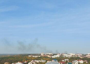 Incendiu izbucnit la o casă din zona Serpentinelor din municipiul Suceava. Pompierii intervin cu trei autospeciale de stingere