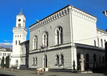 Primăria Vatra Dornei cumpără două autoturisme de teren marca Dacia Duster