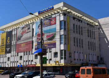 Un ieșean a furat un parfum Paco Rabanne dintr-un magazin din Complexul Comercial Bucovina și i l-a dat mamei lui