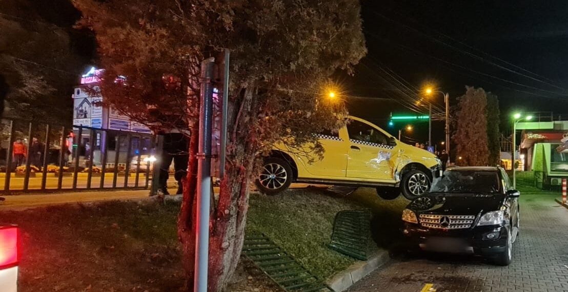 FOTO Accident rutier în sensul giratoriu din fața restaurantului Mc Donald’s. Trei mașini au fost implicate