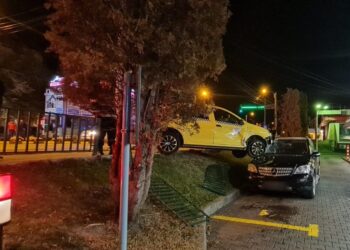 FOTO Accident rutier în sensul giratoriu din fața restaurantului Mc Donald’s. Trei mașini au fost implicate