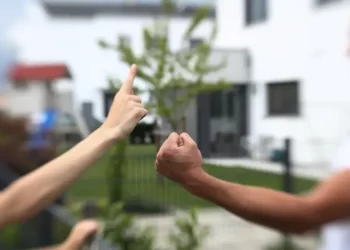 Un fălticenean a sunat la 112 pentru a solicita intervenția unei ambulanțe, după ce o vecină l-a lovit la nivelul brațului stâng