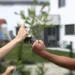 Un fălticenean a sunat la 112 pentru a solicita intervenția unei ambulanțe, după ce o vecină l-a lovit la nivelul brațului stâng