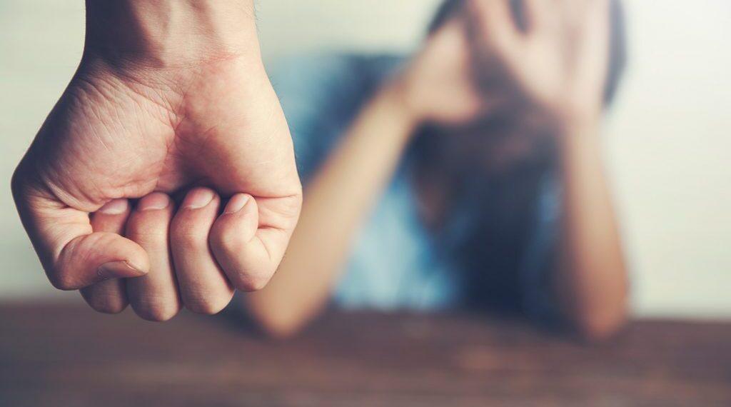 Un bărbat din Ostra și-a amenințat soția cu moartea, după ce a băut cot la cot cu ea