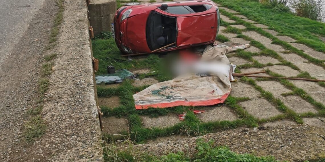 FOTO O mașină s-a răsturnat în afara unui drum din Bosanci. O femeie de 52 de ani a murit