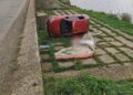 FOTO O mașină s-a răsturnat în afara unui drum din Bosanci. O femeie de 52 de ani a murit