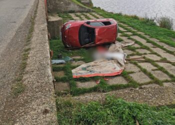 FOTO O mașină s-a răsturnat în afara unui drum din Bosanci. O femeie de 52 de ani a murit