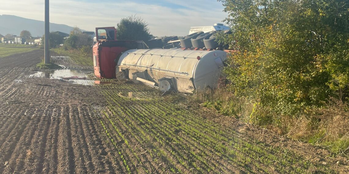 FOTO Accident rutier între un tractor și o cisternă încărcată cu vin, pe raza localității Berchișești