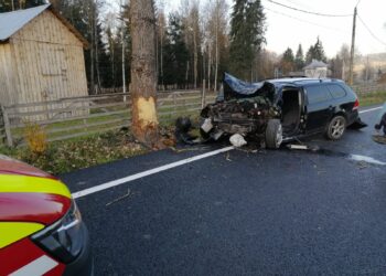 FOTO Un autoturism s-a izbit într-un copac de pe marginea unui drum din Poiana Stampei. Șoferul a fost găsit în stare de inconștiență