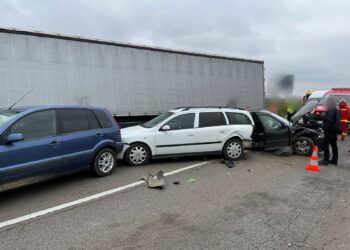 FOTO Carambol cu trei autoturisme și un camion în apropierea șoselei de centură a municipiului Suceava