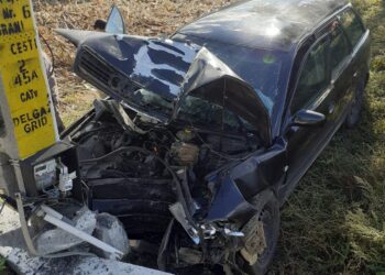 FOTO Accident rutier pe raza localității Grănicești. Un autoturism s-a izbit într-un stâlp de pe marginea drumului