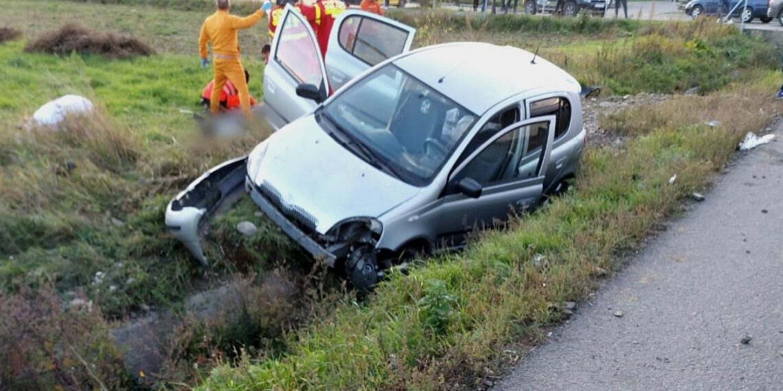 FOTO Un autoturism a ieșit în afara unui drum de pe raza localității Gura Humorului. O persoană este inconștientă