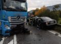 FOTO Un șofer în vârstă de 26 de ani a murit după ce s-a izbit într-un camion pe raza municipiului Câmpulung Moldovenesc
