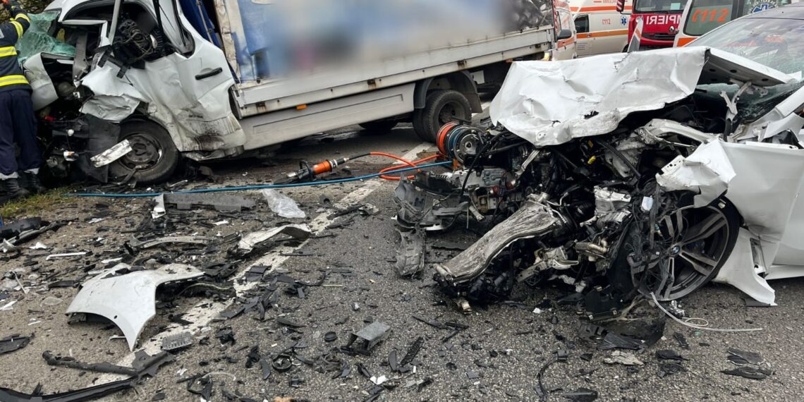 FOTO Accident rutier pe raza municipiului Vatra Dornei. Patru persoane au fost transportate la spital