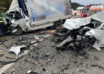 FOTO Accident rutier pe raza municipiului Vatra Dornei. Patru persoane au fost transportate la spital