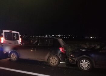 FOTO Carambol cu trei autoturisme în apropiere de Zidul Morții din Șcheia. Doi adulți și doi copii au fost răniți
