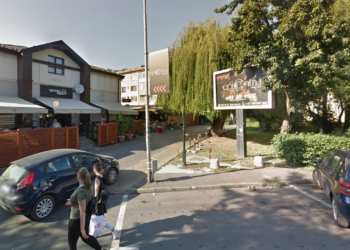 Scandal la Epicentru. Polițiștii au scos cătușele din dotare și i-au sancționat contravențional pe doi scandalagii slobozi de gură care și-au încordat mușchii