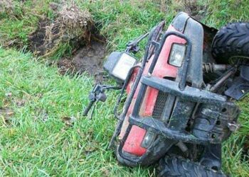 Bătrân de 75 de ani ani, găsit mort între ATV și gardul locuinței