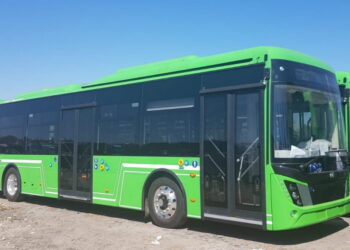O șoferiță s-a oprit cu un autoturism Land Rover într-un autobuz electric al TPL Suceava